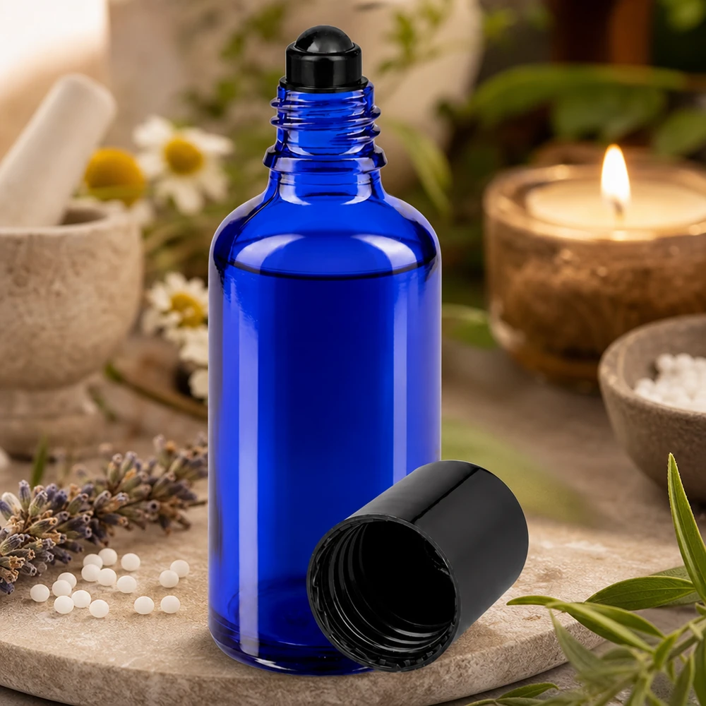Apoteksflaske blå 50 ml roll-on-hætte sort 50 ml roll-on-flaske af UV-beskyttende glas i koboltblåt med sort kugleapplikator, åben