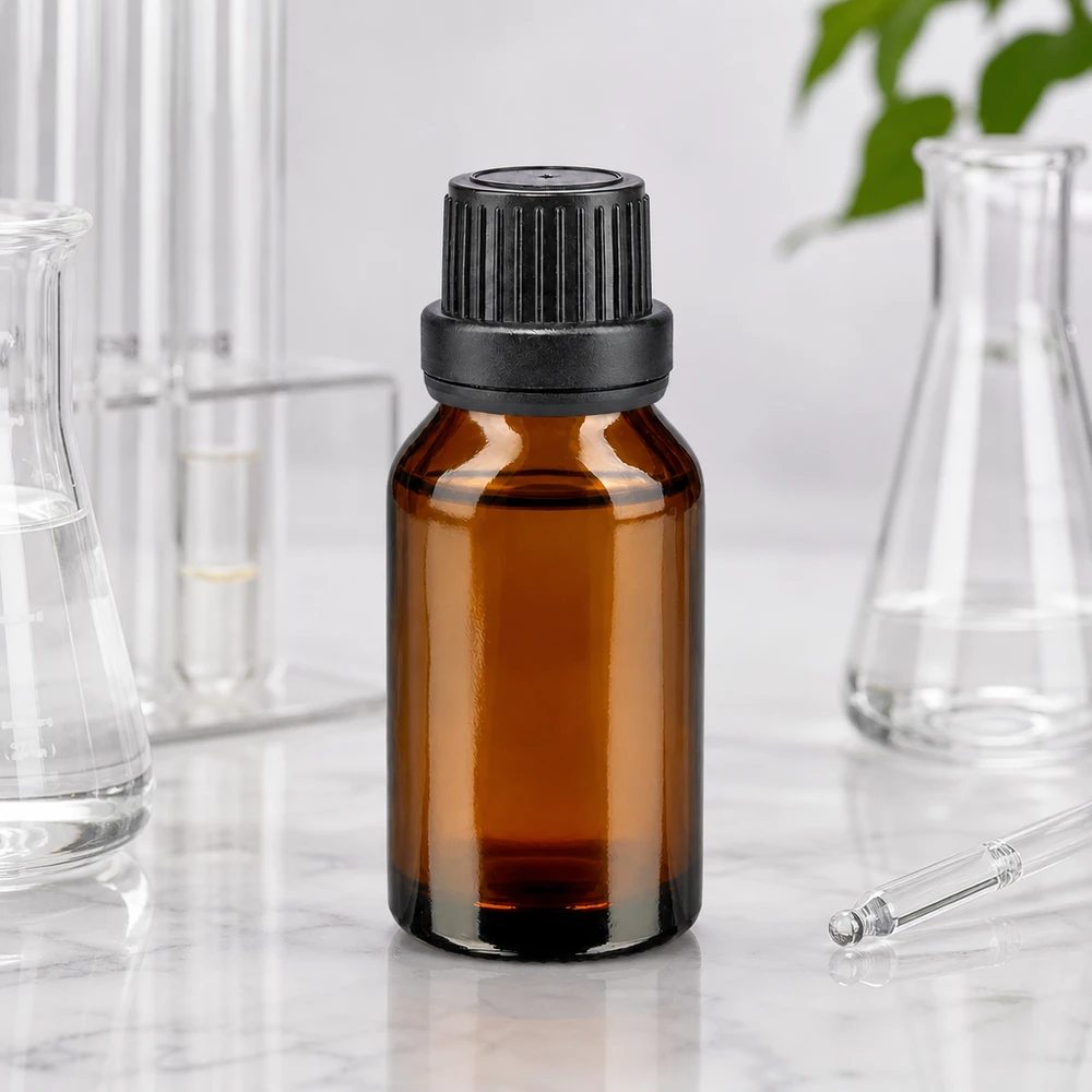 30 ml apotekerflaske af brunt glas med sort OV-lukning, 11 mm, laboratoriemiljø med Erlenmeyer-kolbe