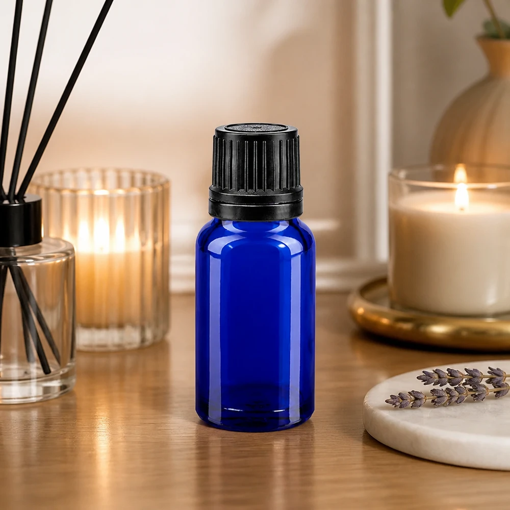 Apoteksflaske blå 10ml dryp v. Pr. 1mm sort OV Lille 10 ml apotekerflaske i blåt med sort dråbepropp til aromaterapi og olier