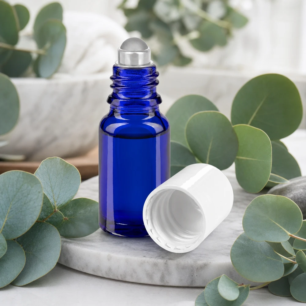 Apoteksflaske blå 10 ml roll-on-hætte hvid Koboltblå 10 ml apotekerglas-roll-on-flaske med rullekugle i rustfrit stål og hvid hætte på marmor
