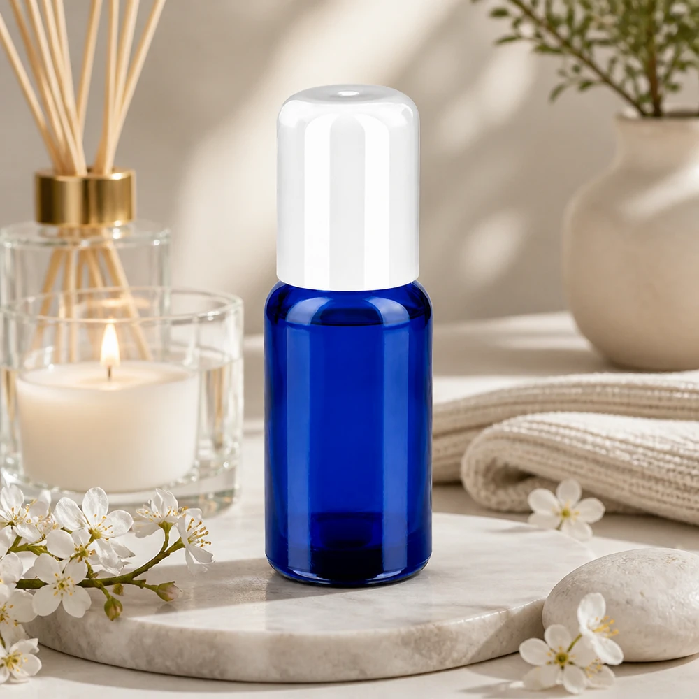Kompakt 20 ml roll-on-flaske af robust glas med praktisk roll-on-hætte
