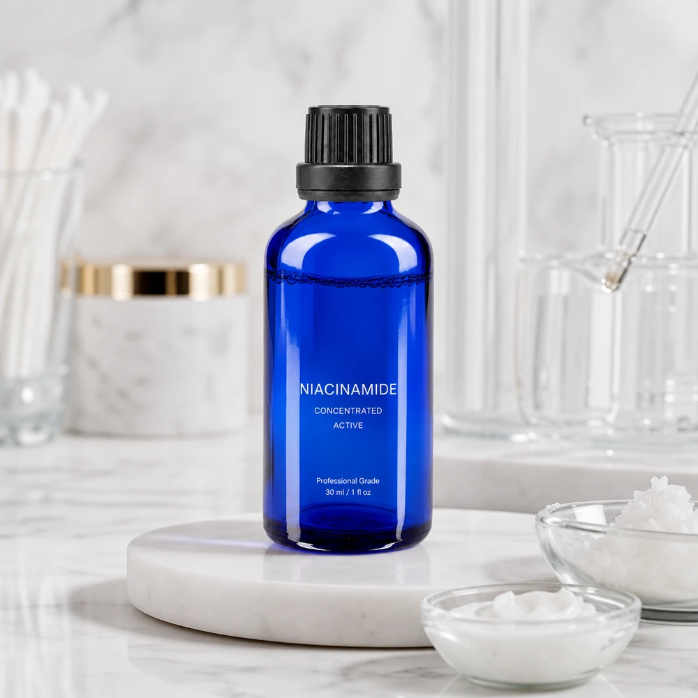Blå 50 ml flaske med niacinamid-serum med sort låg på en marmorplade i et laboratoriemiljø