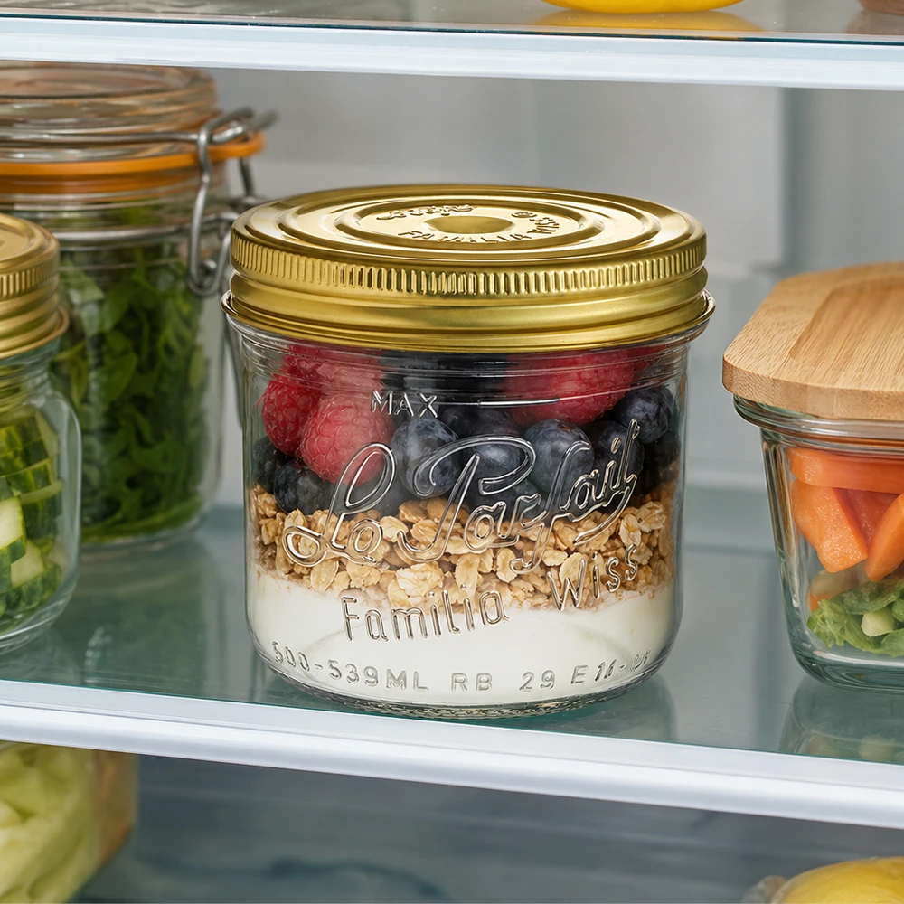Le Parfait® Familia Wiss 500 g Ø100 mm glas 539 ml Familia Wiss-krukke med gyldent låg fyldt med yoghurt, bær og granola i køleskabet