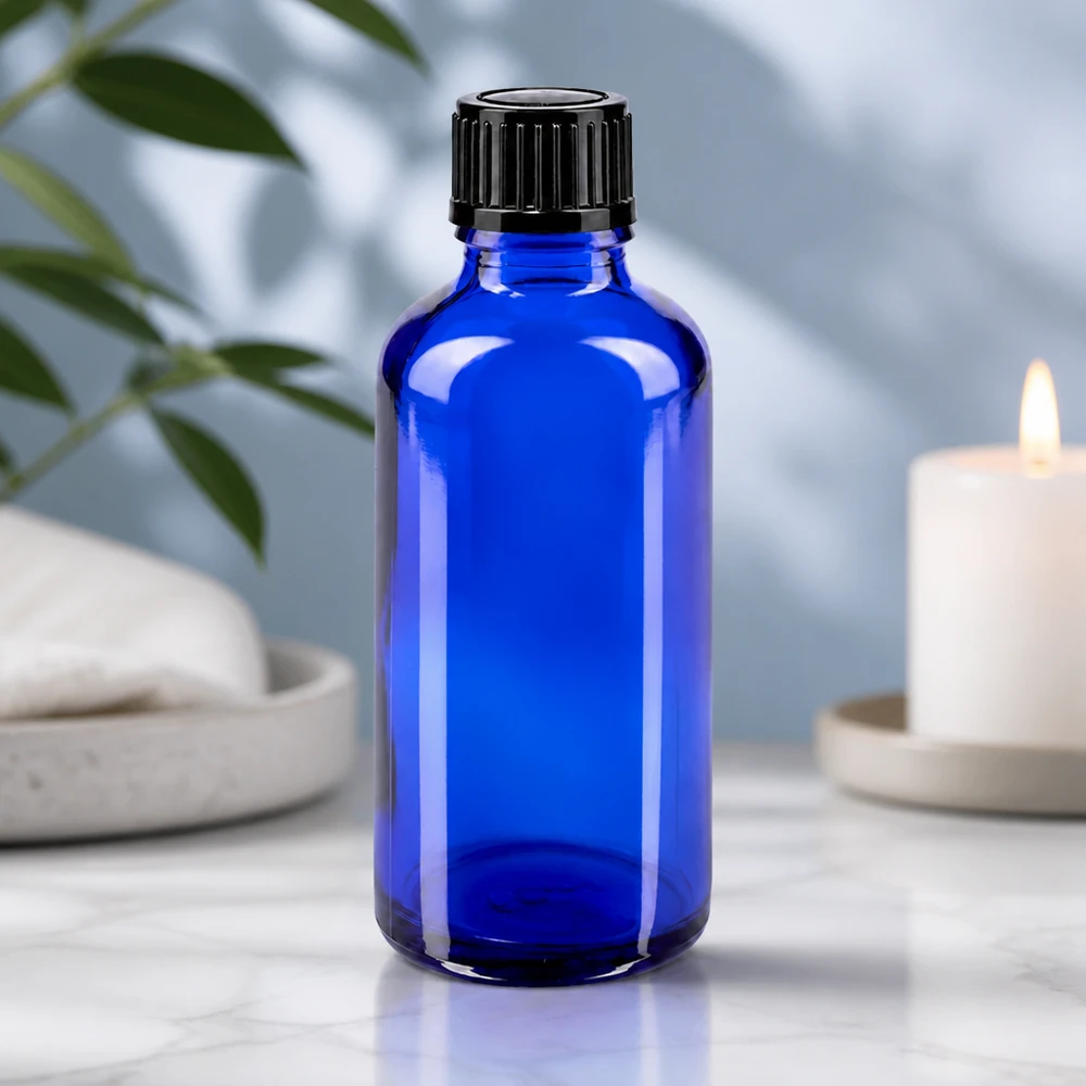 50 ml dråbeflaske af koboltblåt apoteksglas med børnesikret sort skruelåg
