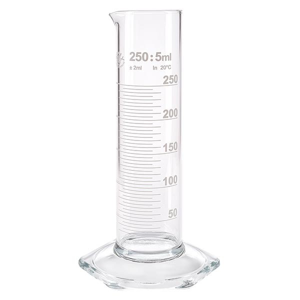 250 ml målecylinder NF af glas, hvid skala. NF = lav form. Skala af borosilikatglas med tud. Sekskantet base. 250 ml målecylinder NF af glas, hvid skala. NF = lav form. Skala af borosilikatglas med tud. Sekskantet base.