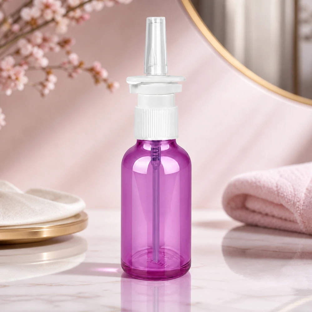 30 ml næsesprayflaske hvid/transparent standard PurpleLine. UT18/30 30 ml næsesprayflaske af høj kvalitet med præcis spraymekanisme i et stilfuldt lilla design
