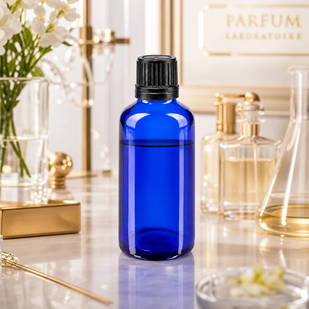 Apoteksflaske blå 50ml dryp v. Pr. 1mm sort OV Blå 50 ml dråbeflaske med 1 mm præcisionsindsats i et elegant parfume-laboratoriumsmiljø