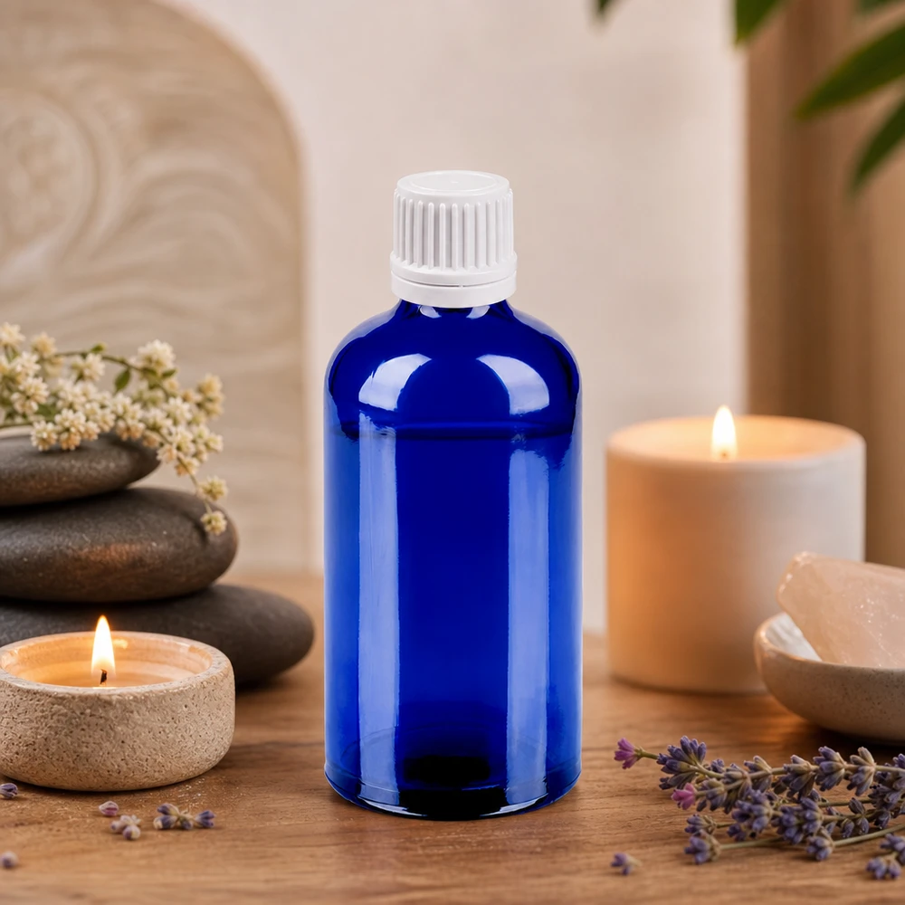 100 ml flaske 11 mm SV hvid OV BlueLine UT18/100 Blå 100 ml glasflaske med hvid dråbehætte, ideel til aromaterapi og wellness.