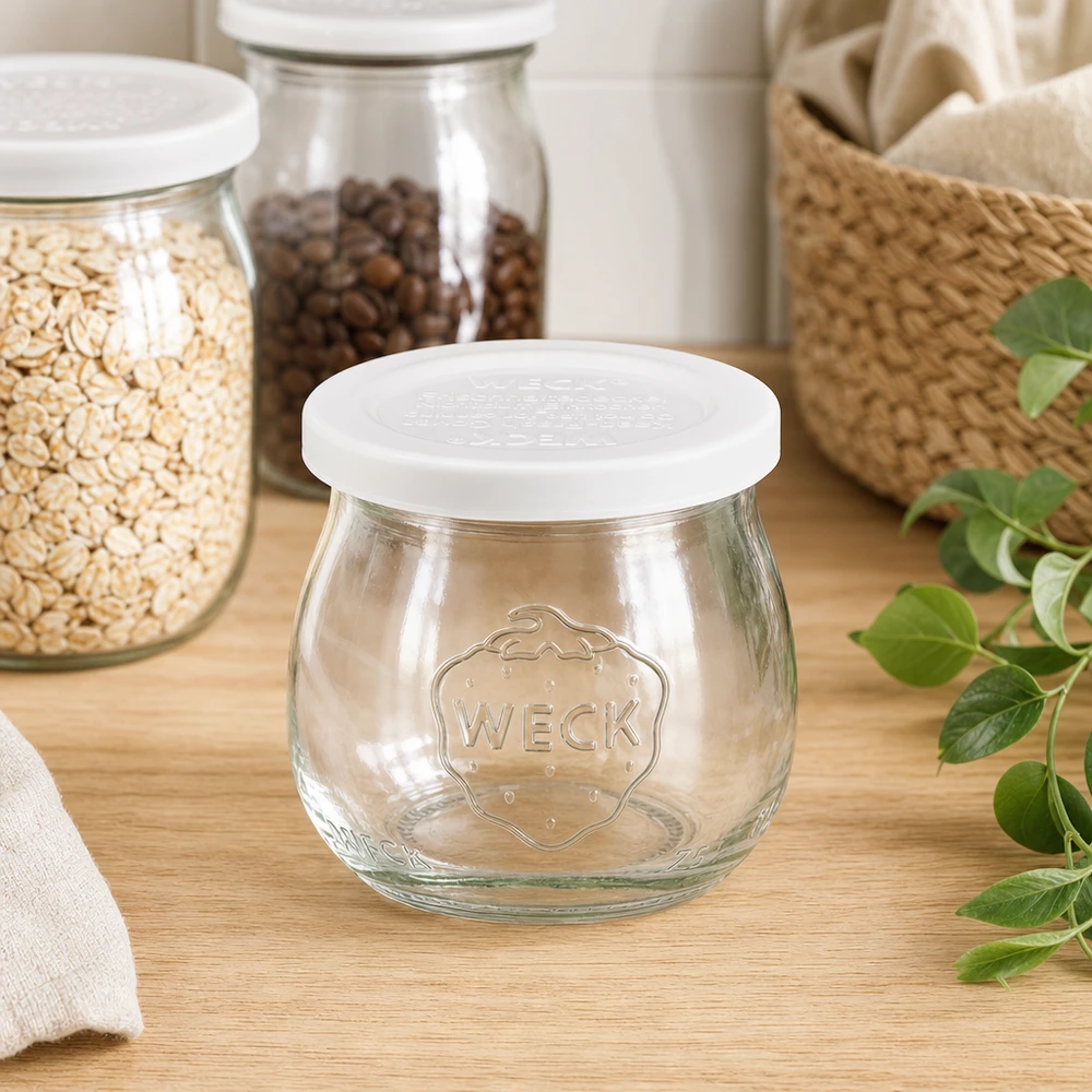 75 ml tulipankrukke med friskhedslåg WECK RR40 WECK tulipankrukke 75ml RR40 tom i køkken med opbevaringskrukker havregryn kaffebønner og dekoration i flettet kurv