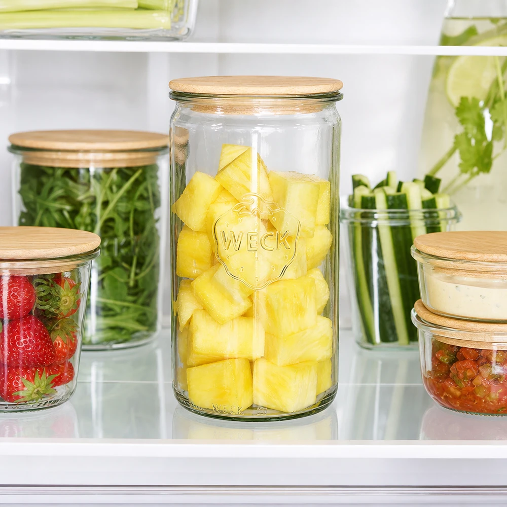 1590 ml cylinderglas WECK RR100 med trælåg WECK opbevaringskrukke 1590ml RR100 i køleskabet fyldt med ananas til opbevaring af frisk frugt med trælåg