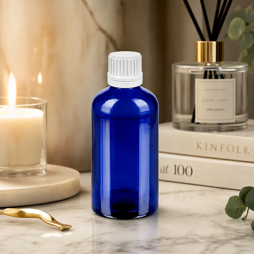 Præcis dråbeflaske 100 ml lavet af robust koboltglas med hvid hætte til kontrolleret dosering