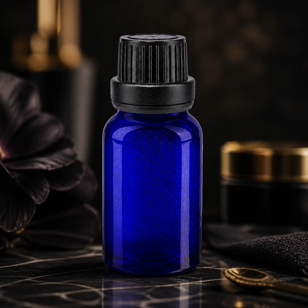 Mørkeblå 10 ml apotekerflaske med børnesikret dråbehætte og sort originalitetsring