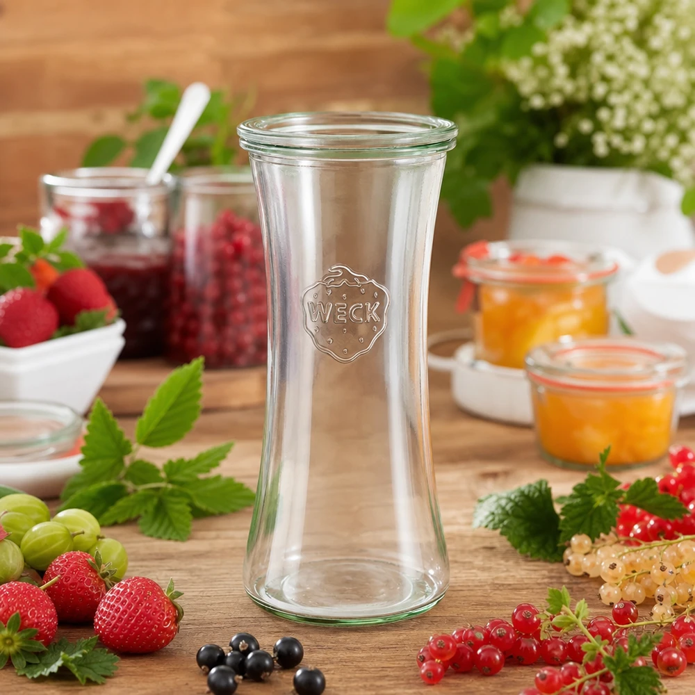 700 ml delikatesseglas med glaslåg WECK RR80 WECK 700 ml delikatesseglas RR80 med friske bær og syltetøj på et træbord - syltetøjsglas til konservering