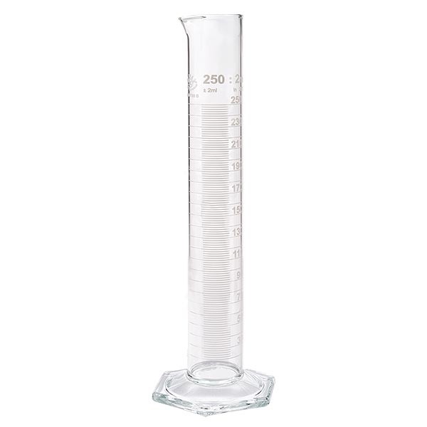 250 ml målecylinder HF af glas, hvid skala. HF = høj form. Skala af borosilikatglas med tud. Sekskantet base. ISO 4788.