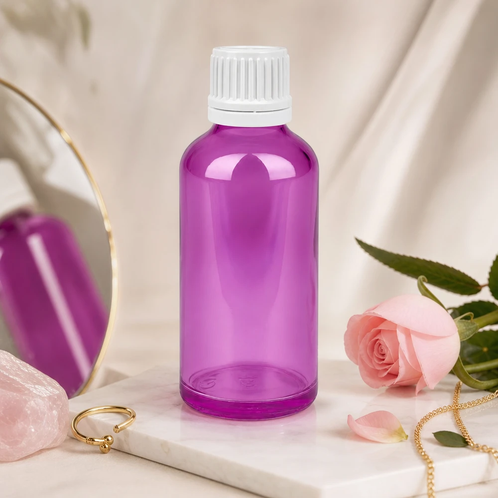 Elegant 50 ml flaske i trendy lilla med hvidt skruelåg til skønhedsprodukter