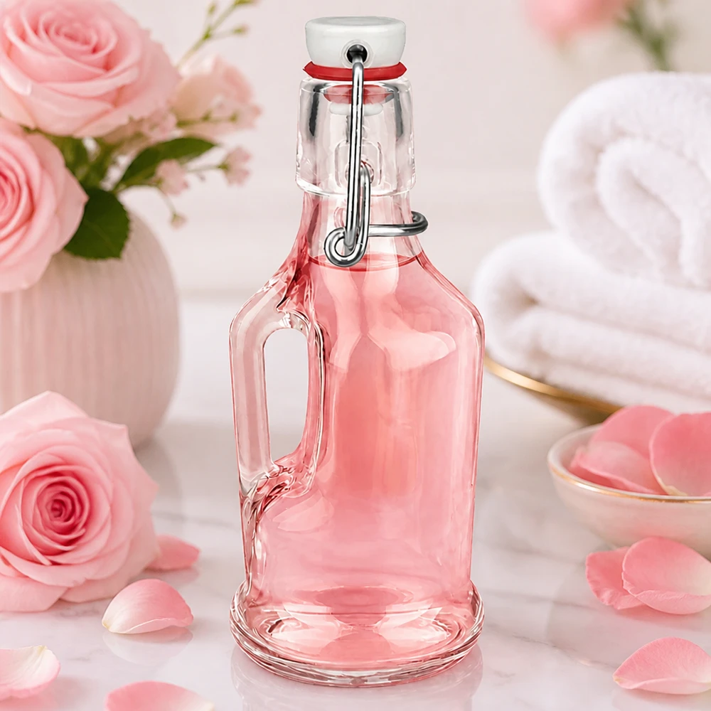 200 ml glasflaske »Bertha« og PVC-skruelåg UNiTWIST® 200 ml glasflaske Bertha pink tonet i romantisk dekoration med roser og kronblade, UNiTWIST-låg
