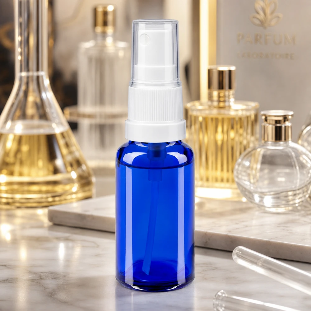 20 ml blå apotekersprayflaske med hvid pumpespray foran en baggrund med et parfume-laboratorium