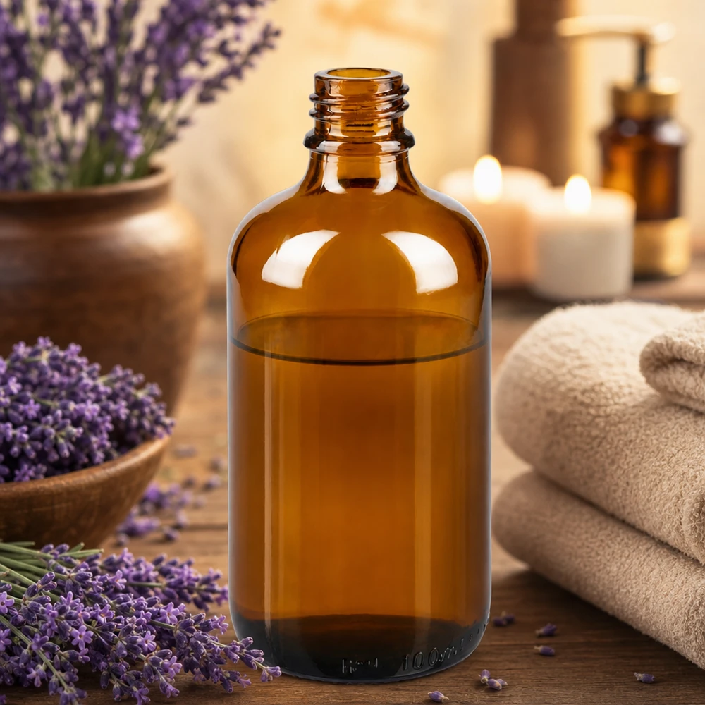100 ml brun Apoteksflaske ApoGlas 100 ml brun glasflaske ApoGlas med lavendel og håndklæder i en afslappende spa-atmosfære