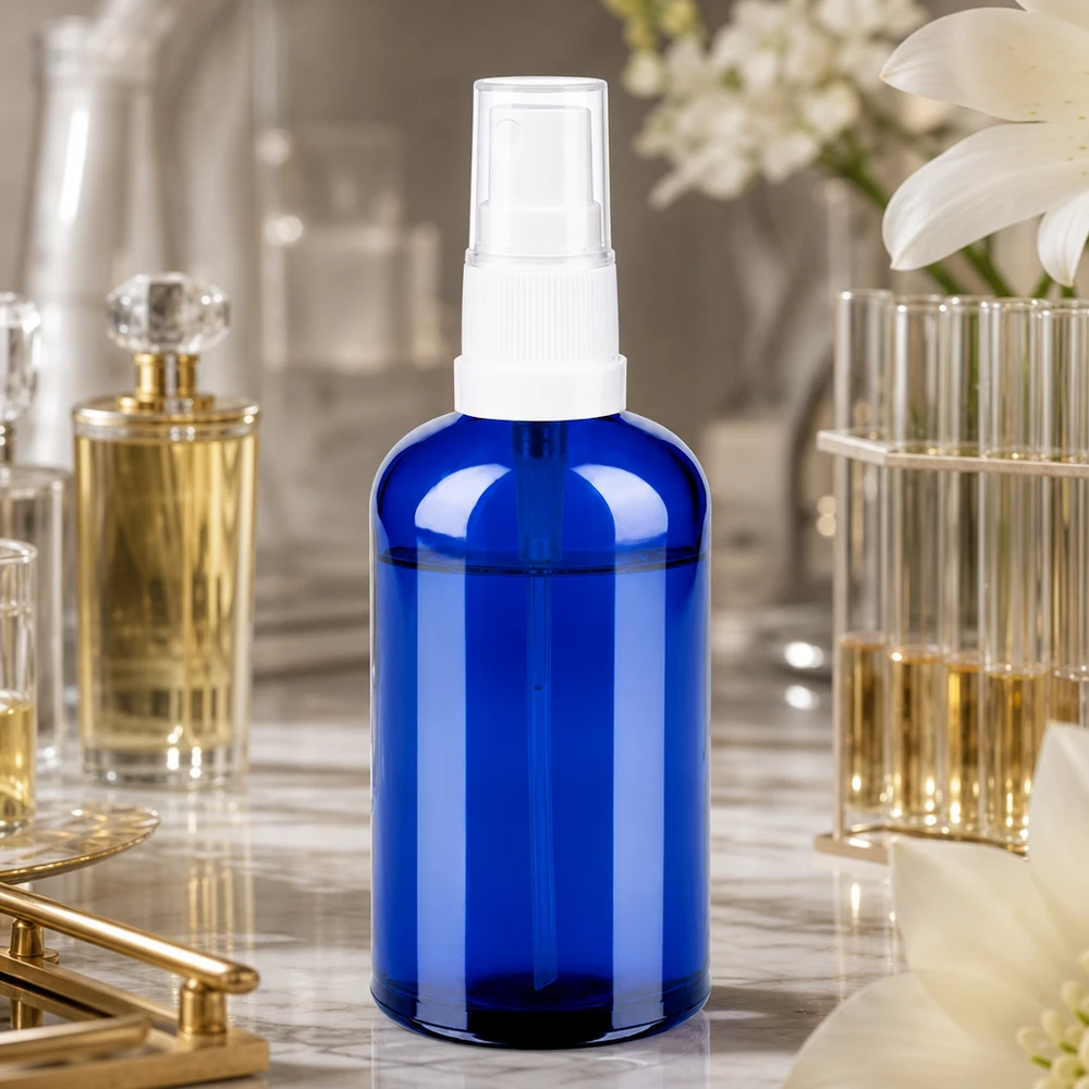 Gennemsigtig 100 ml blå sprayflaske med hvid forstøver, ideel til parfume og rumspray