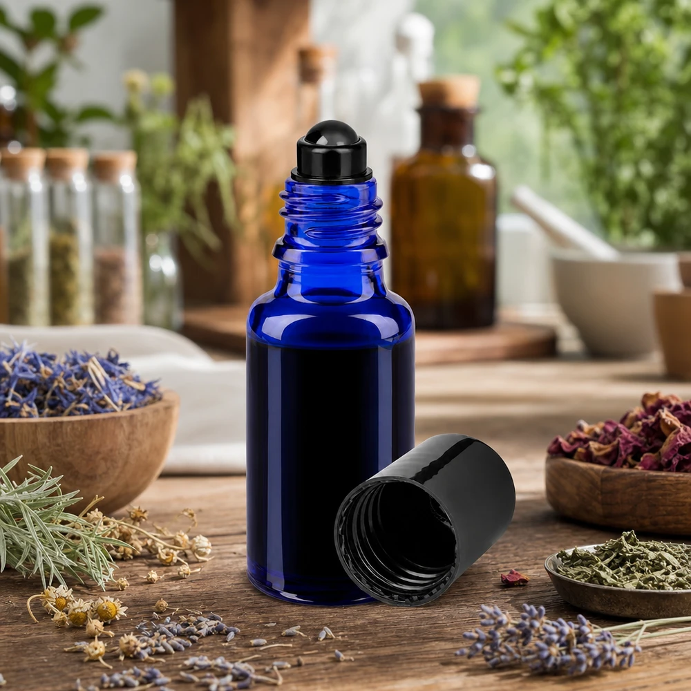 Apoteksflaske blå 20 ml roll-on-hætte sort Blå 20 ml ApoGlas-roll-on-flaske med sort kugleapplikator og urtedekoration