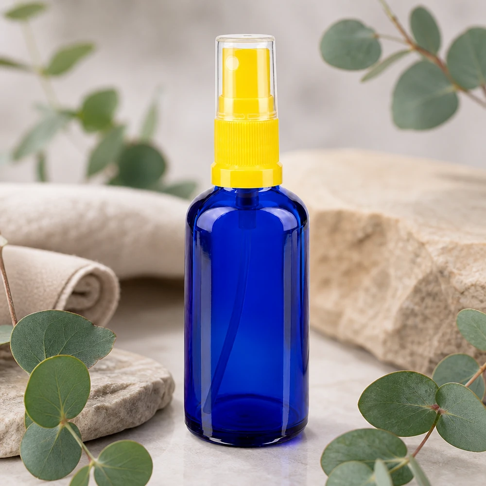 Apotekerflaske blå 50 ml spraytilbehør gul Blå apotekersprayflaske på 50 ml med gennemsigtig beskyttelseshætte og gul forstøver