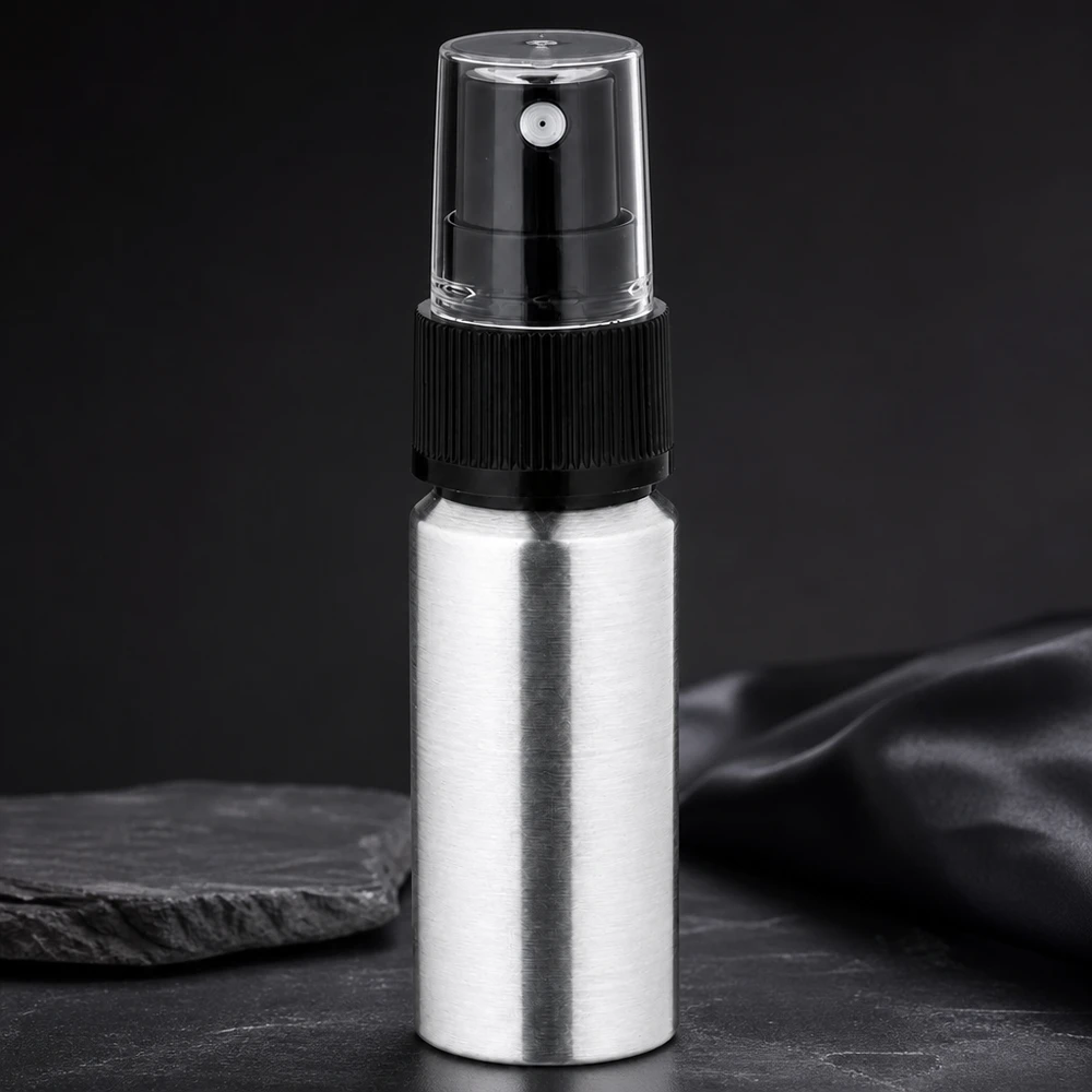 20 ml flaske i poleret aluminium med forstøver Sølvfarvet 20 ml aluminiumsflaske med gennemsigtigt sprayhoved til mobile anvendelser