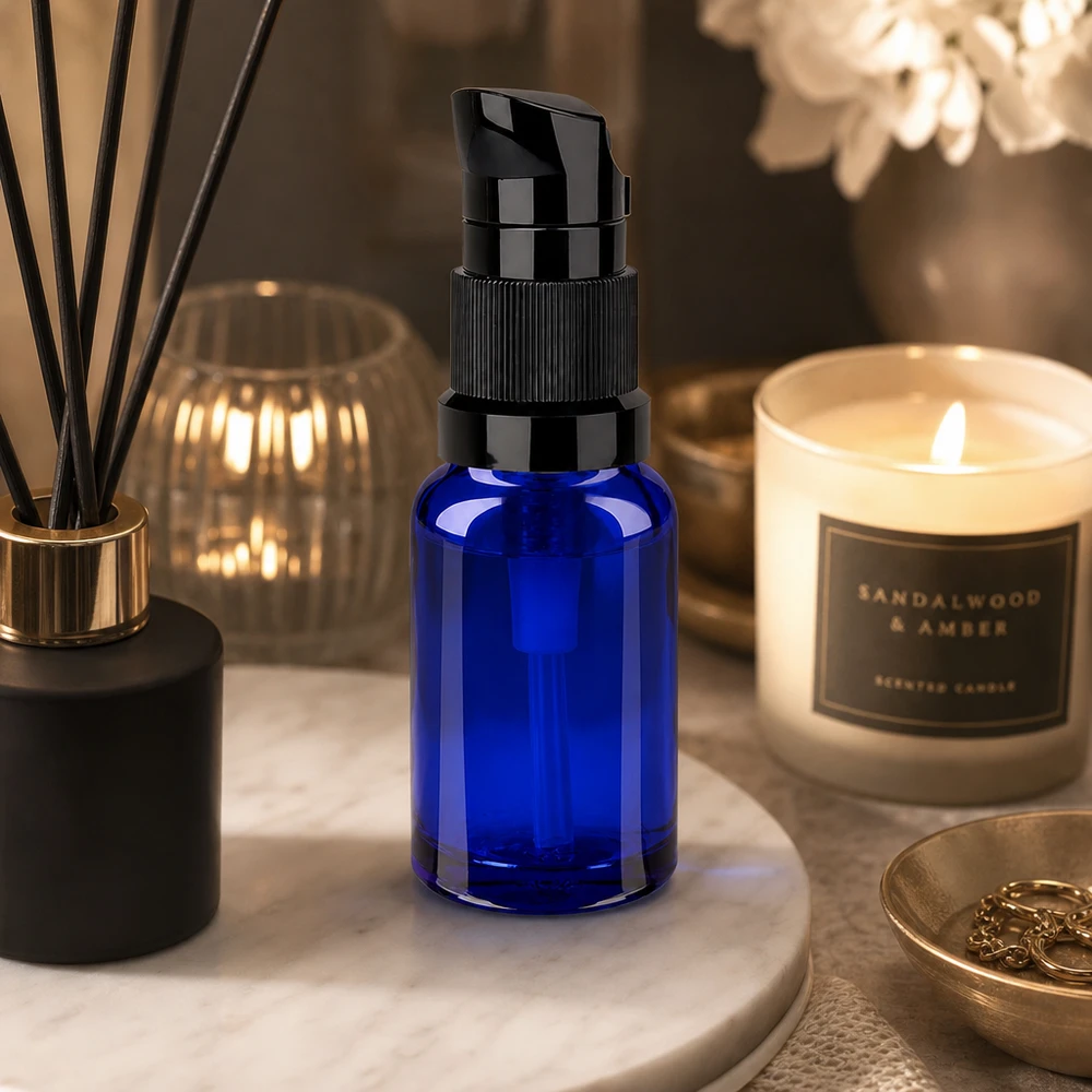 Elegant 10 ml pumpeflaske i koboltblå med matsort dispenser STD BlueLine UT18/10