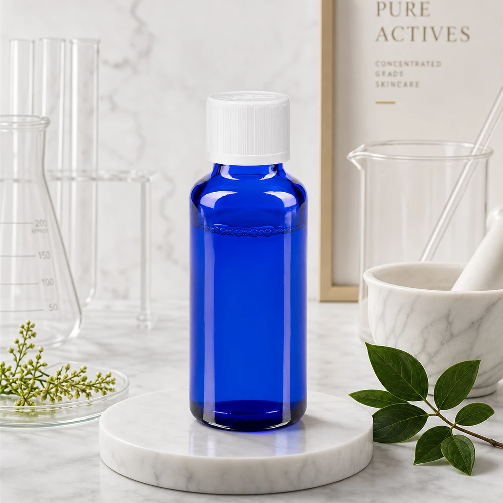 Apoteksflaske blå 30ml dråbetæller hvid KiSi St Blå 30 ml laboratorieflaske med hvid sikkerhedslåg på en marmorfod blandt videnskabelige glasapparater