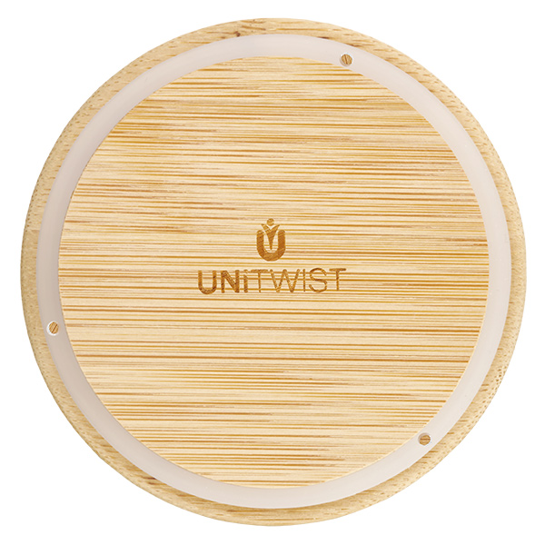 Trælåg version "A" til WECK RR100. Ideelt til WECK-krukker og -flasker med rund kant 100 mm (RR100). Varme- og kuldebestandigt, tåler opvaskemaskine. UNITWIСT trælåg til WECK RR100 set ovenfra med synligt logo og trækorn på hvid baggrund