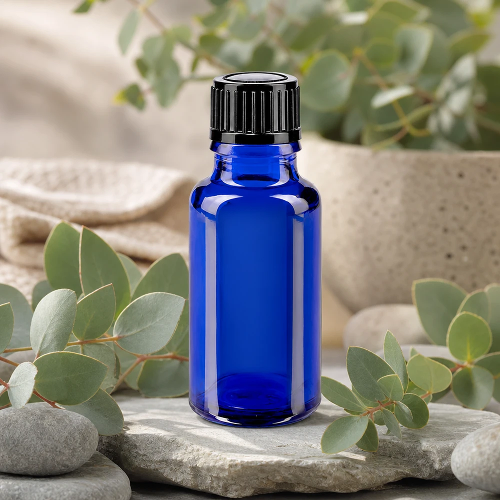 Koboltblå 20 ml glasflaske med sort børnesikret låg på natursten