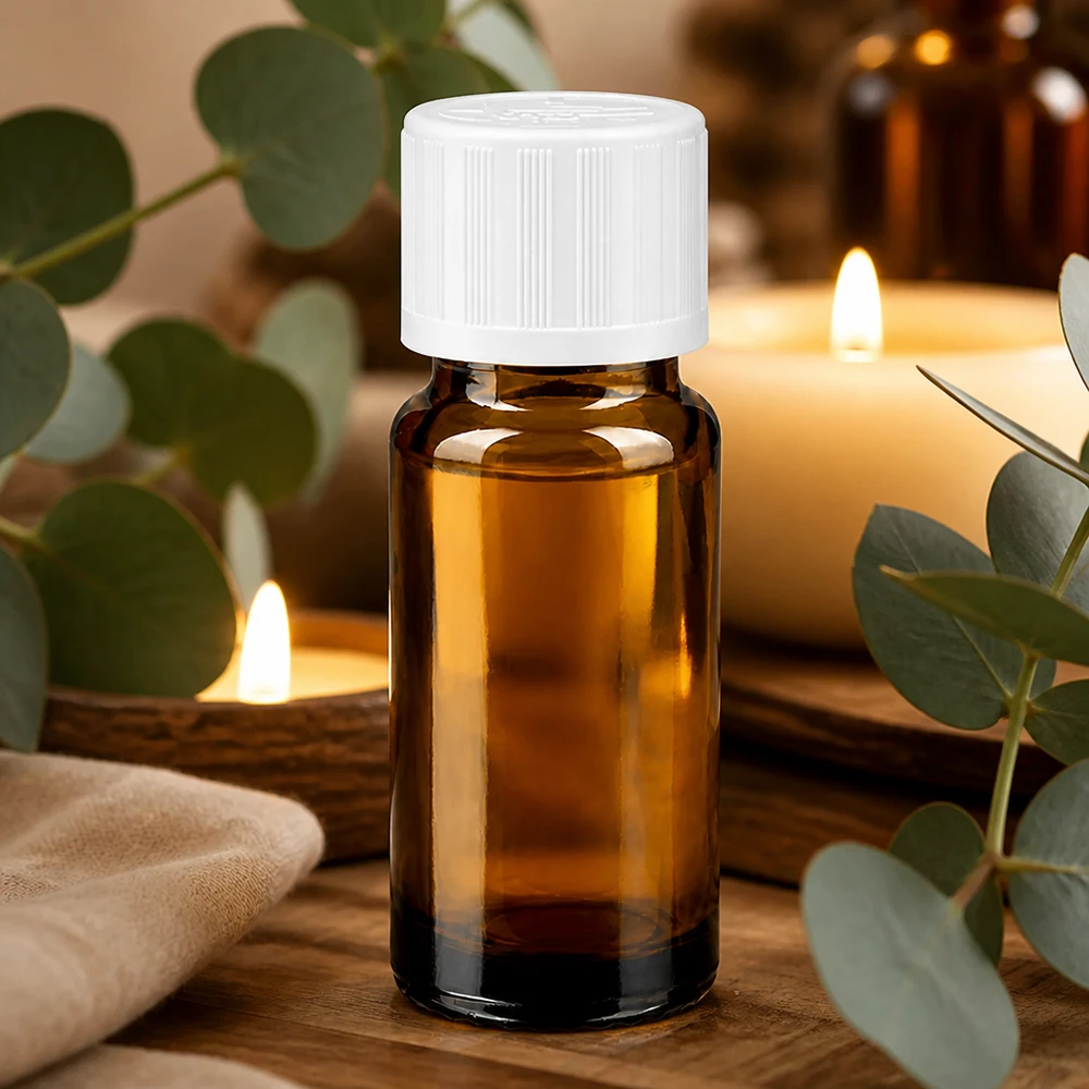 Brun glasflaske på 10 ml med hvid KiSi-prop og dråbeindsats med duft af stearinlys og eukalyptus