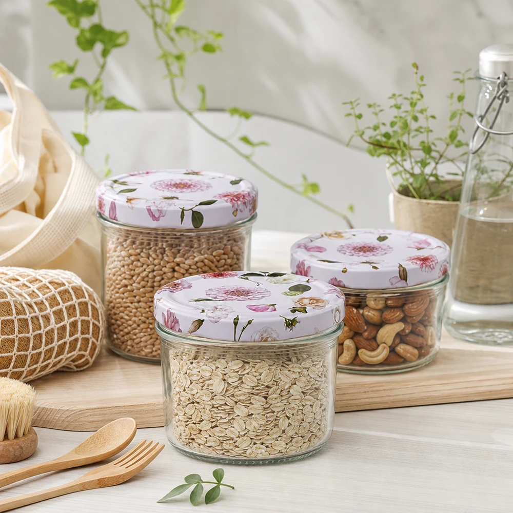 230 ml cylinderglas + BasicSeal låg Blume rosa Tre 230 ml cylinderglas med lyserøde blomsterlåg fyldt med korn og nødder i et bæredygtigt køkkenmiljø