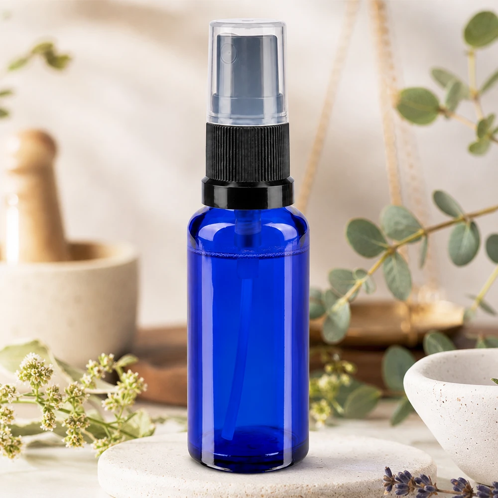 Apotekerflaske blå 30 ml spraytilbehør sort Lille 30 ml sprøjteflaske af koboltblåt apotekerglas med sort skruelåg med forstøver