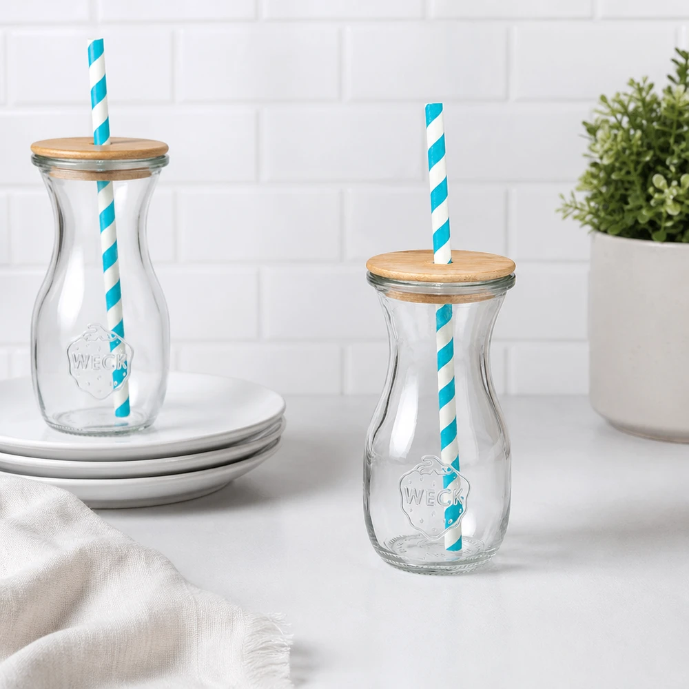 6 x WECK 290 ml juiceflaske RR60 med trælåg og 100 eco S 2 WECK glasflasker 290 ml trælåg turkis-hvid øko-sugerør køkkenindretning hvide fliser tallerken plante