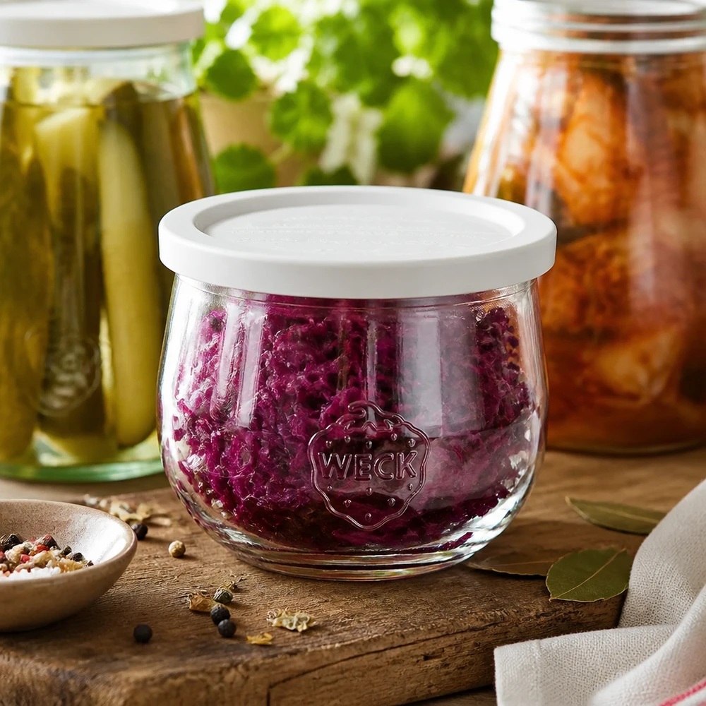 580 ml tulipankrukke med friskhedslåg WECK RR100 WECK Tulpenglas 580ml RR100 mit Rotkraut gefüllt zwischen eingelegten Gurken und Kimchi für Fermentierung und Konservier