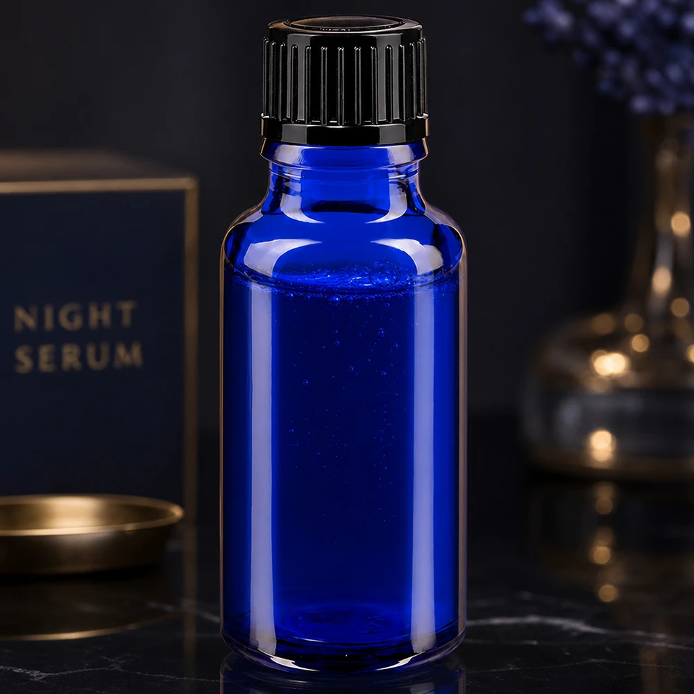 Apoteksflaske blå 20ml dryp v. 1mm sort pc Blå glasflaske på 20 ml med sort børnesikret låg på marmorunderlag