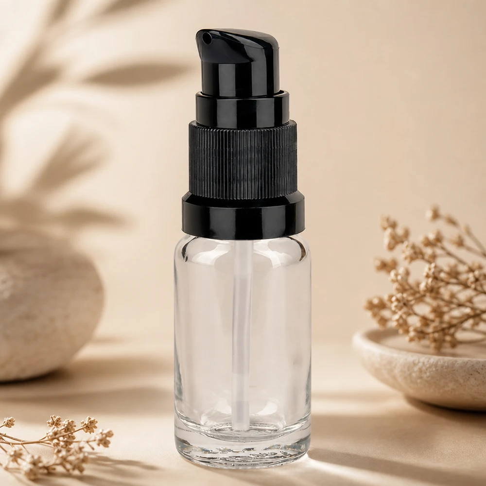 10 ml pumpeflaske sort STD ClearLine UT18/10 Gennemsigtig 10 ml pumpeflaske UT18/10 med sort pumpe på beige baggrund