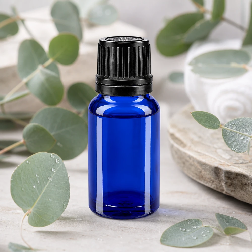 Apoteksflaske blå 10ml dryp v. Pr. 1mm sort OV Koboltblå 10 ml flaske med sort skruelåg og 1 mm dråbeindsats til æteriske olier