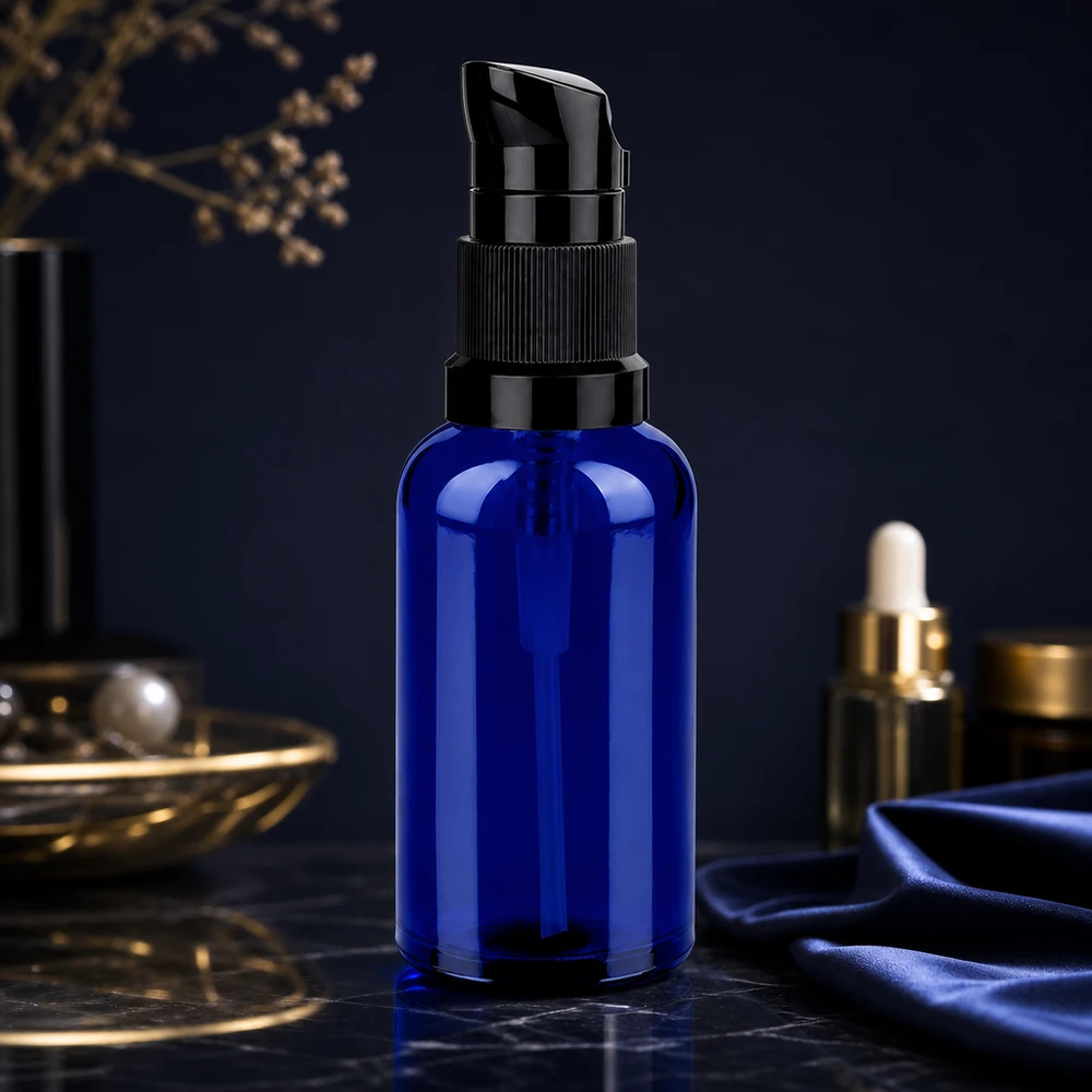 50 ml pumpeflaske sort STD BlueLine UT18/50 Glasflaske i høj kvalitet 50 ml i elegant blå med sort pumpehoved STD BlueLine UT18/50