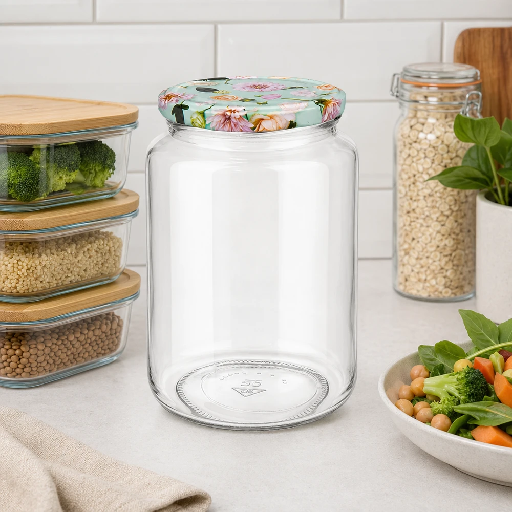795 ml rund glas + BasicSeal låg Blume mint UNiTWIST Tom 795 ml rund krukke med dekorativt BasicSeal-blomsterlåg står på køkkenbordet mellem opbevaringsbeholdere