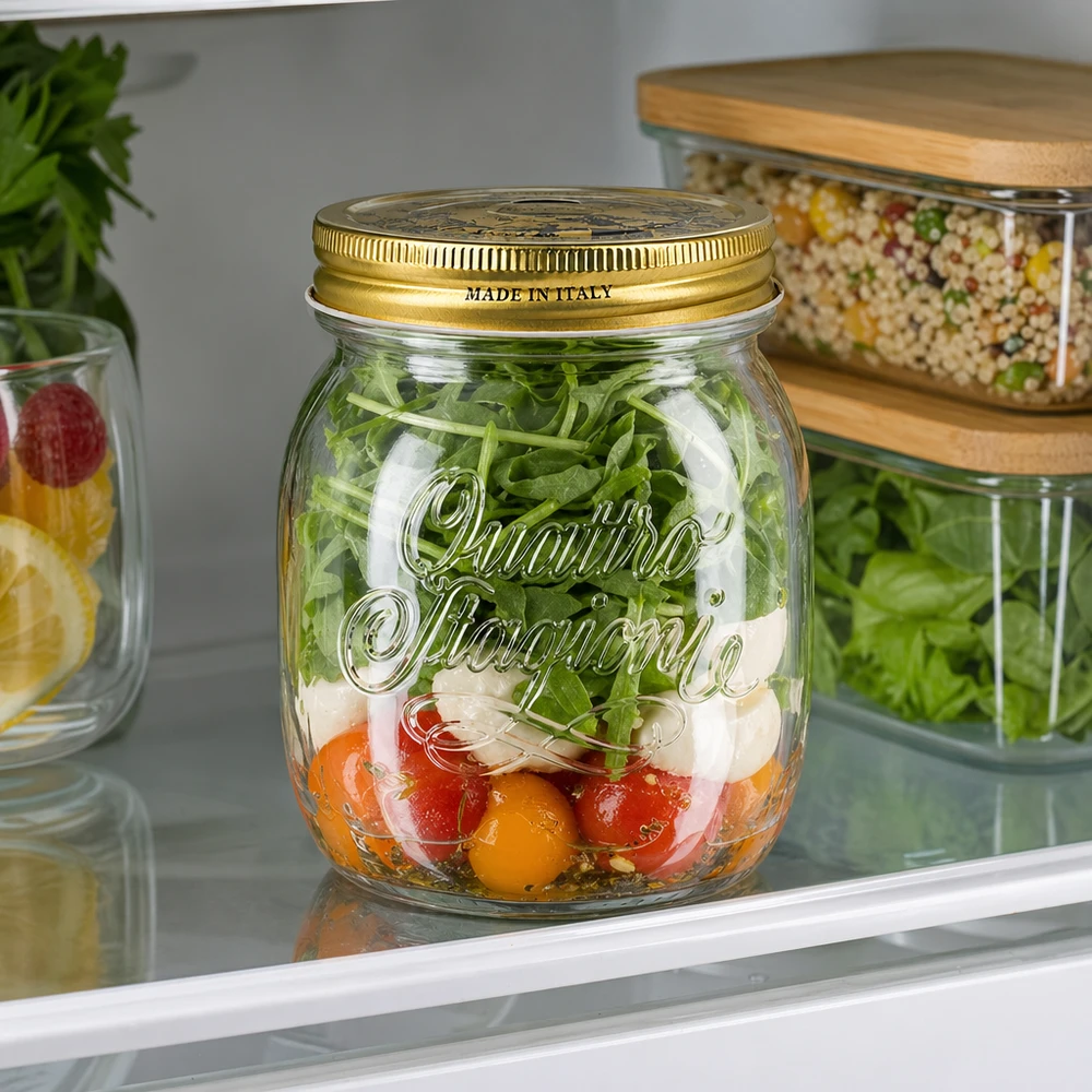 700 ml rundt glas "Quattro Stagioni" med låg Quattro Stagioni 700 ml syltetøjsglas fyldt med salat i køleskabet Italiensk krukke til tilberedning af måltider og friske ingredienser