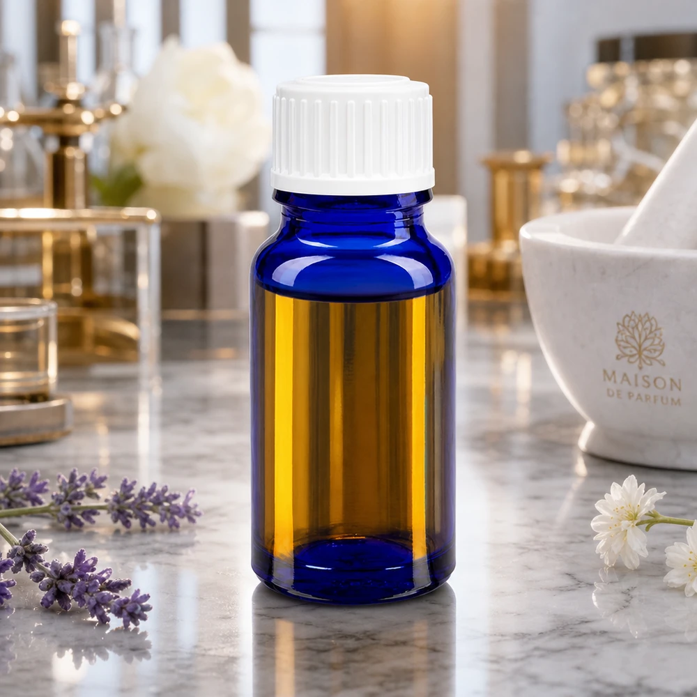 Blå 10 ml apotekerflaske med hvid standardprop ved siden af lavendelblomster og en morter