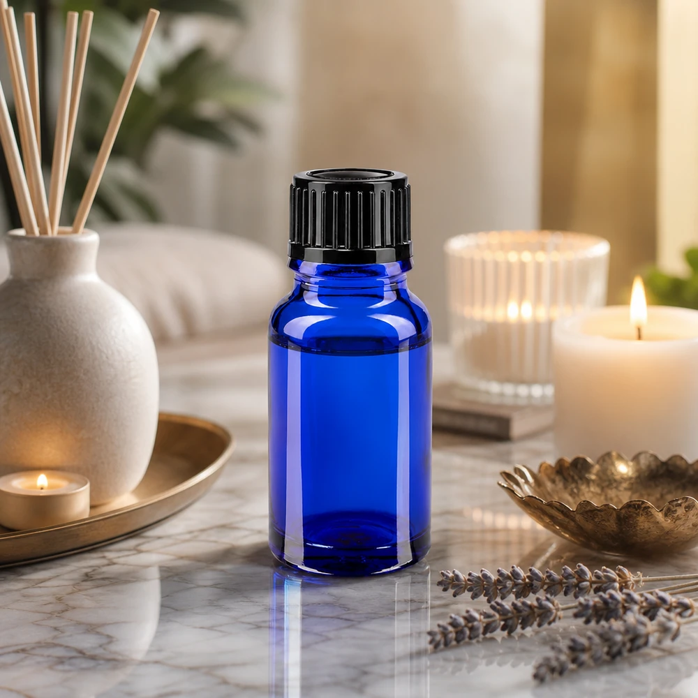 Apoteksflaske blå 10ml skruelåg sort pc Blå 10 ml glasflaske med børnesikret skruelåg på marmor med lavendel