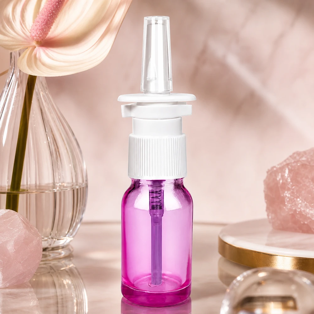 10 ml næsesprayflaske hvid/transparent standard PurpleLine. UT18/10 Elegant 10 ml næsesprayflaske i lilla lys med hvidt sprayhoved til præcis dosering