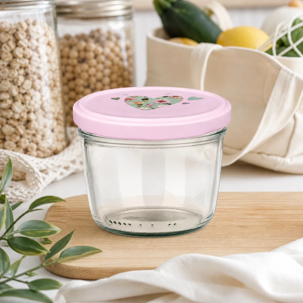 230 ml væltet glas + BasicSeal låg hjerte rosa UNiTWIST Tomme glas 230 ml med lyserødt hjertelåg på træplade i bæredygtigt zero-waste-køkken med opbevaringskrukker