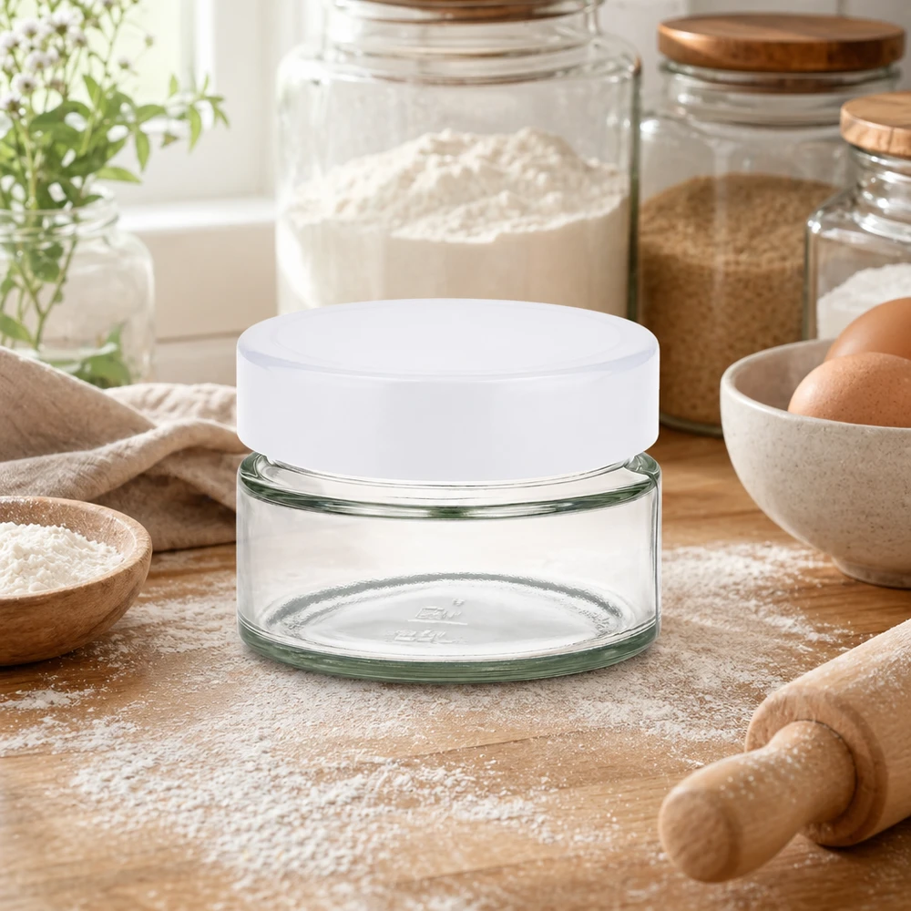 130 ml rund krukke med BasicSeal-låg hvid UNiTWIST 130 ml rund krukke UNiTWIST BasicSeal hvid i køkkenet med bageingredienser - Mel Æg Kagerulle Køkkenatmosfære