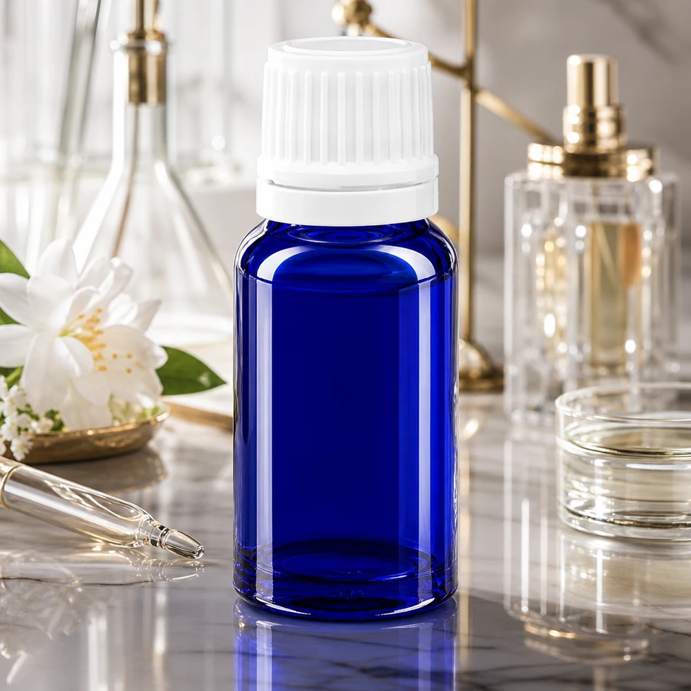 Blå 10 ml ApoGlas-dråbeflaske med hvid børnesikret låg på marmor