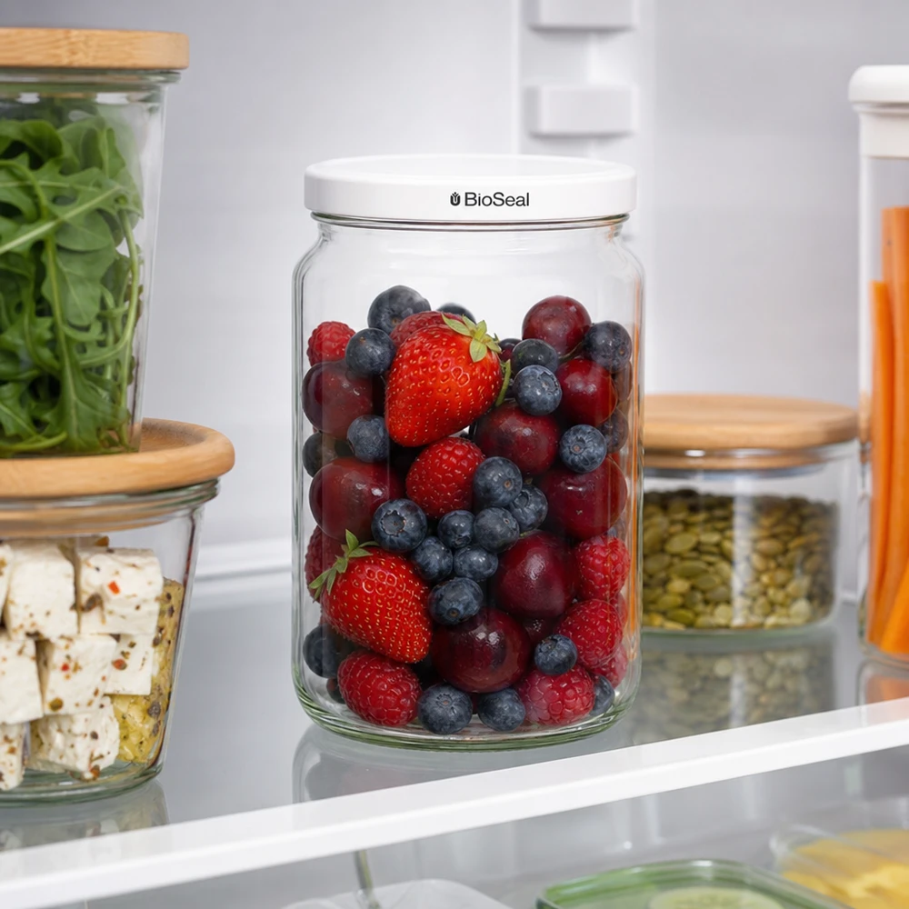 UNiTWIST Runda795 med hvidt låg TO82 BioSeal UNiTWIST Runda795 im Kühlschrank mit frischen Beeren - optimale Frischhaltung dank weißem TO82 BioSeal Deckel
