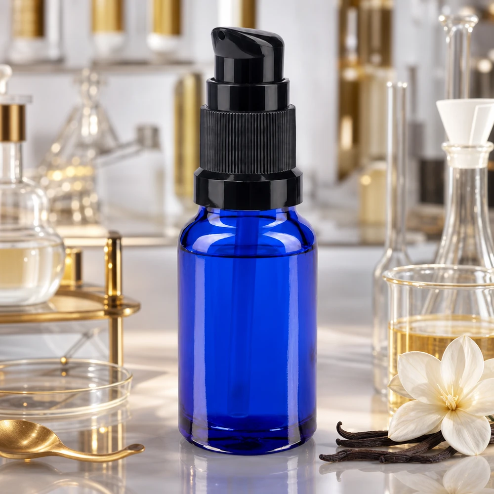 10 ml pumpeflaske af blåt apotekerglas med sort doseringspumpe i laboratorie-stil