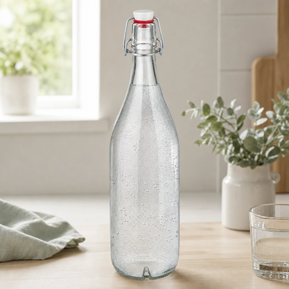 1000 ml glasflaske og hængelåg porcelæn UNiTWIST 1000 ml glasflaske med svingtop fyldt med danskvand på træbord i moderne køkken